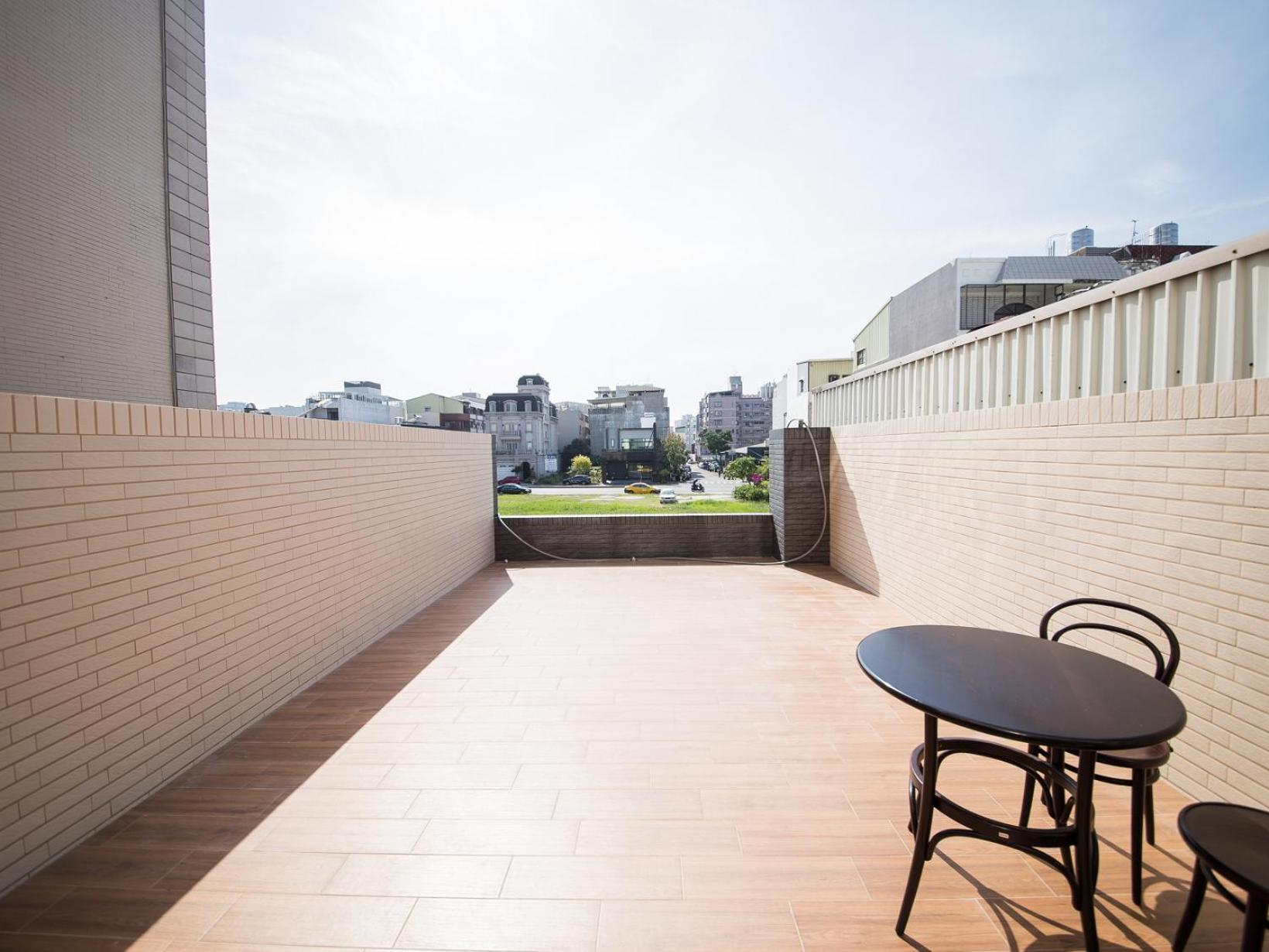 Hotel De Leau Anping Exterior foto A balcony in Madrid, Spain